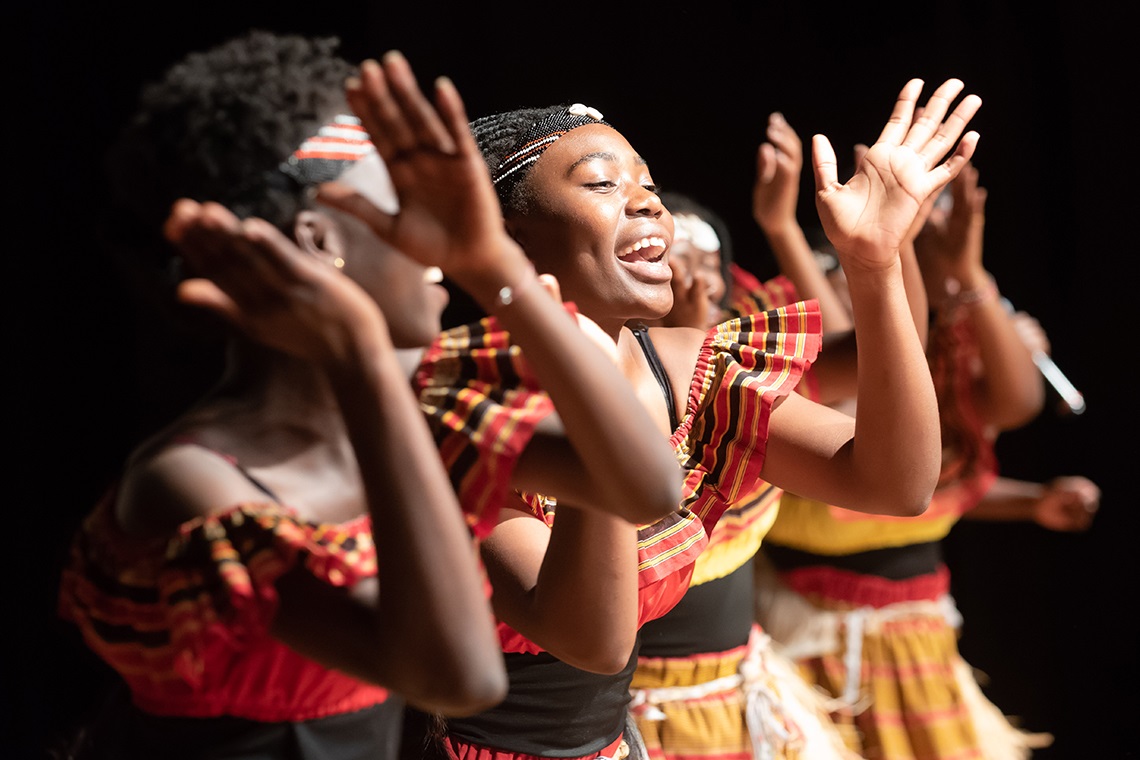 ubuntu-girls-clapping-1140x760.jpg